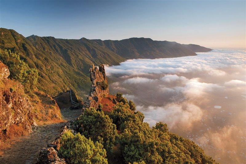 Acantilados y niebla en El Hierro