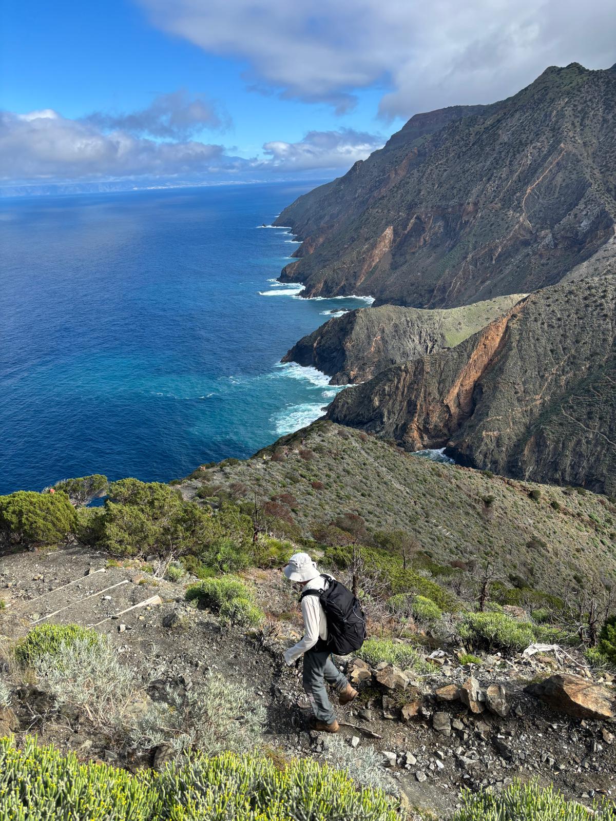 Senderista en la costa de El Hierro