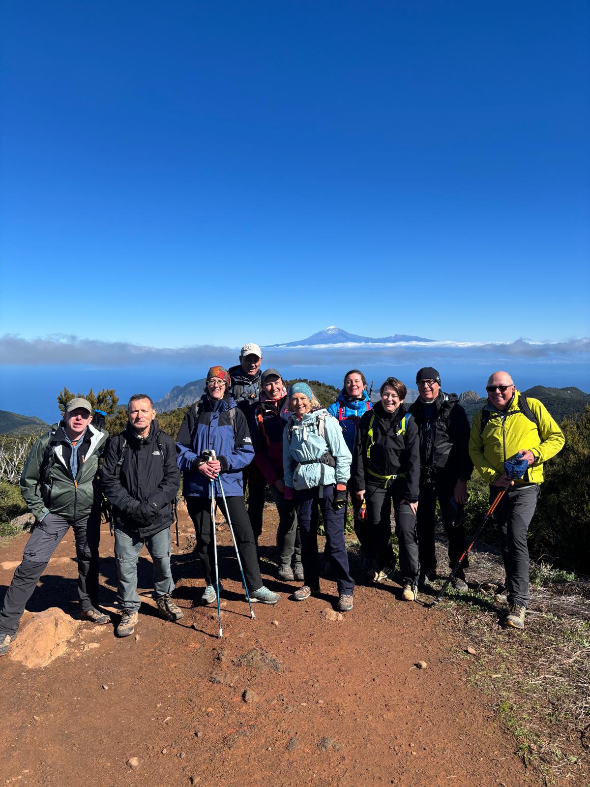 Grupo en la cumbre de La Gomera con vistas al Teide